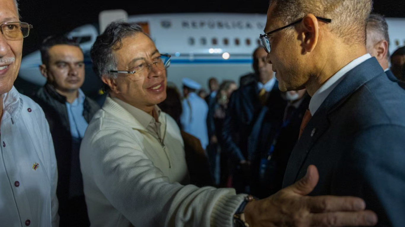 Petro en Panamá entre la guerra con Ecuador y el cara a cara con Trump