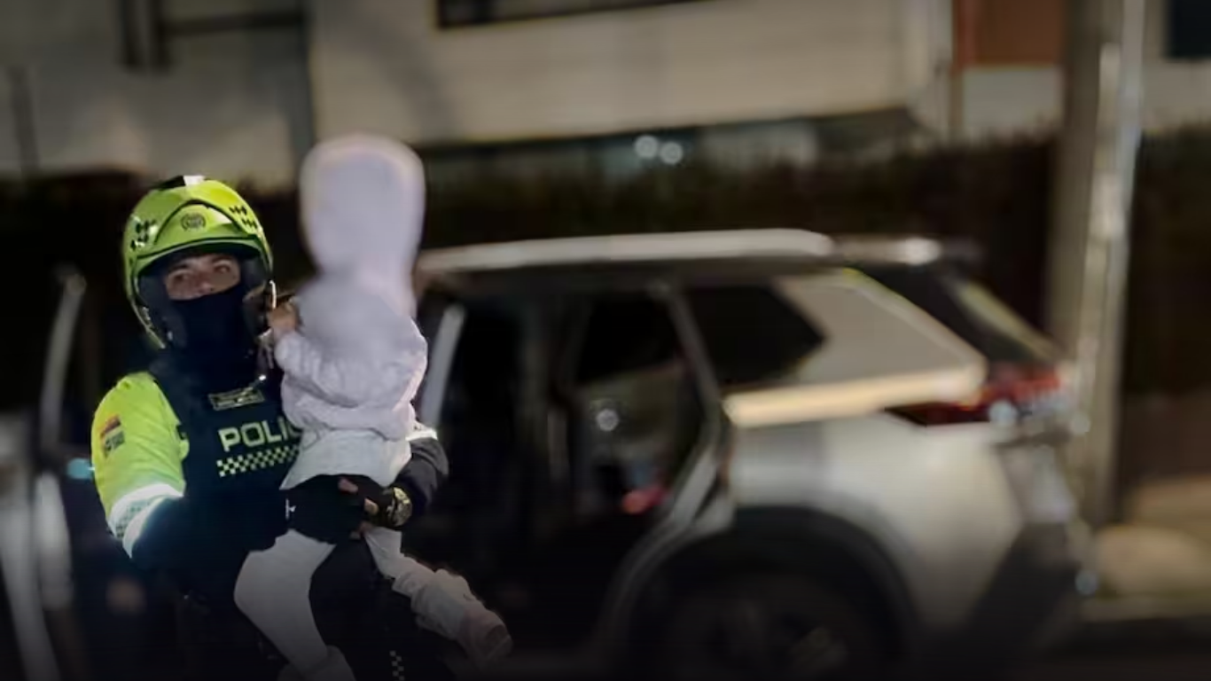 Rescatan a la niña de 7 años que dormía en la camioneta robada mientras el helicóptero la seguía desde el cielo